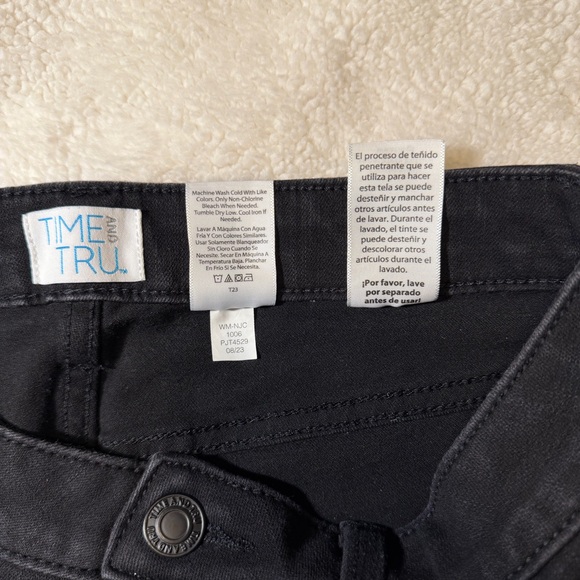 Time and Tru Women's Black Skinny Jeans - Picture 4 of 10